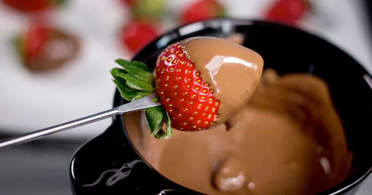 4 Receitas de fondue de chocolate fáceis e caseiras Confeiteira