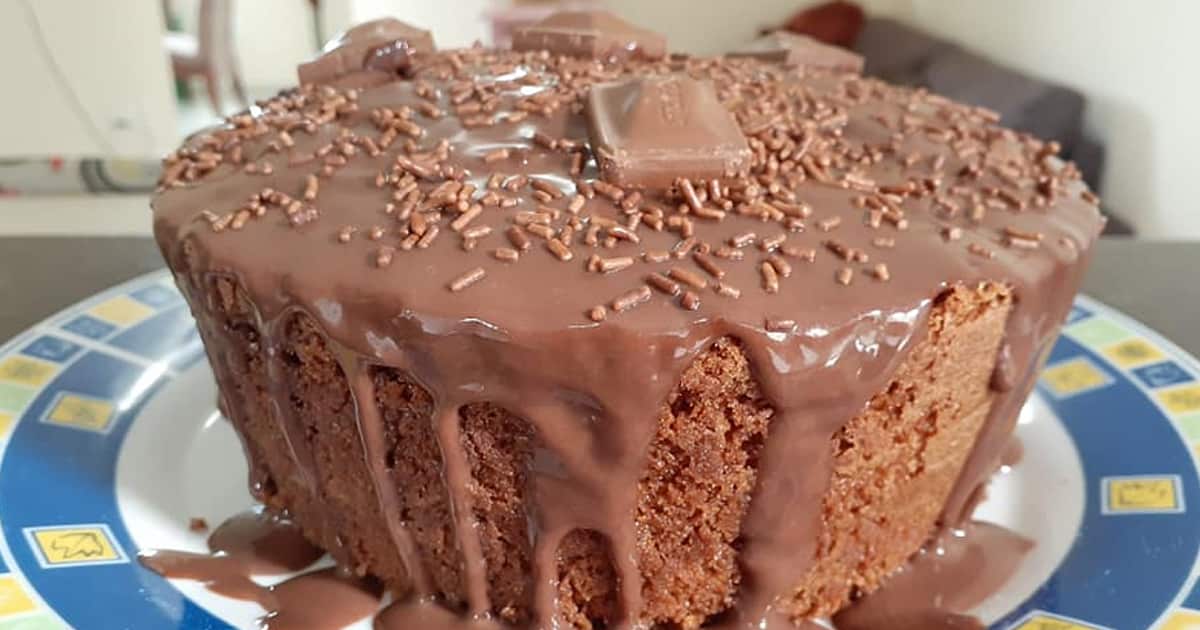 1) Acima temos a receita de bolo de chocolate da Solange. Sobre