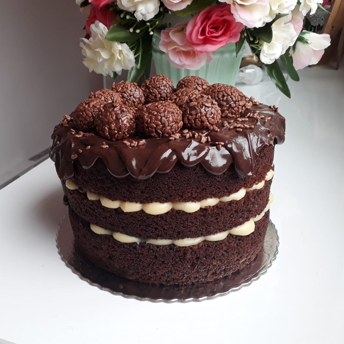 Naked Cake massa de chocolate, recheio de mousse … - Oficina do Bolo