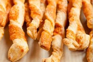 Snacks de Parmesão: Receita de deliciosos palitinhos de queijo
