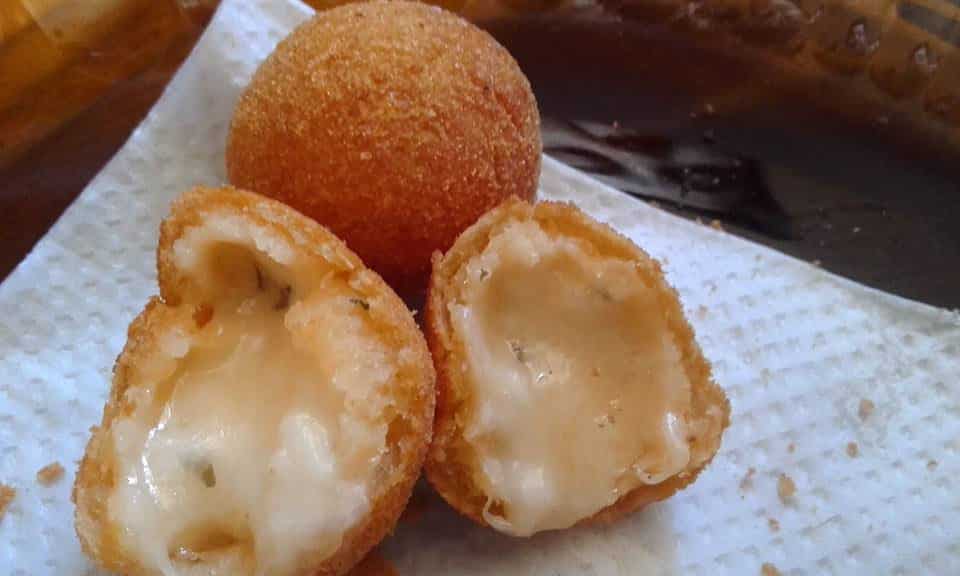 bolinha de queijo aberta