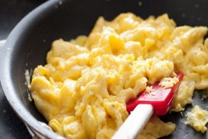Como fazer ovos mexidos cremoso