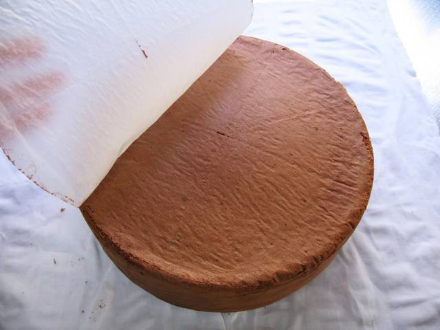 Bolo de Chocolate com papel manteiga