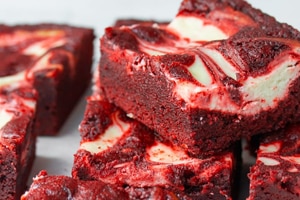 Brownie Red Velvet com cobertura de Cream Cheese