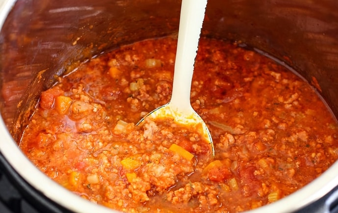 molho bolonhesa com macarrão na panela