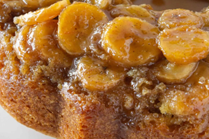 Bolo de banana caramelizada (invertido)