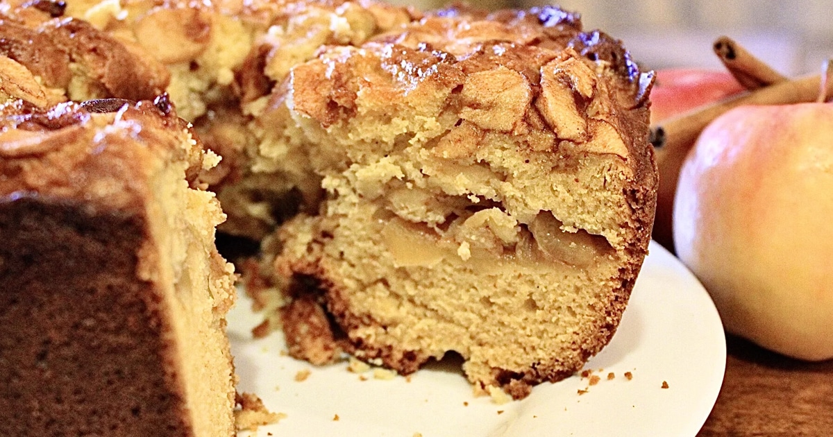 bolo de maca e canela cortado