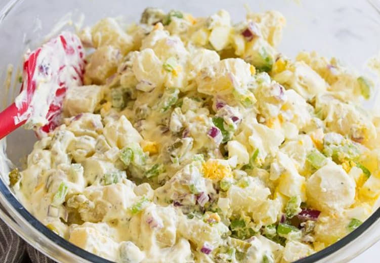 Salada natalina de batatas e maçãs