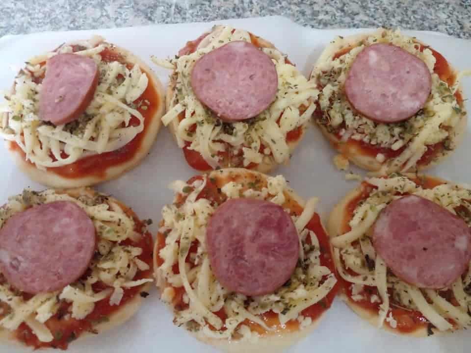 mini pizza recheio de calabresa com mussarela