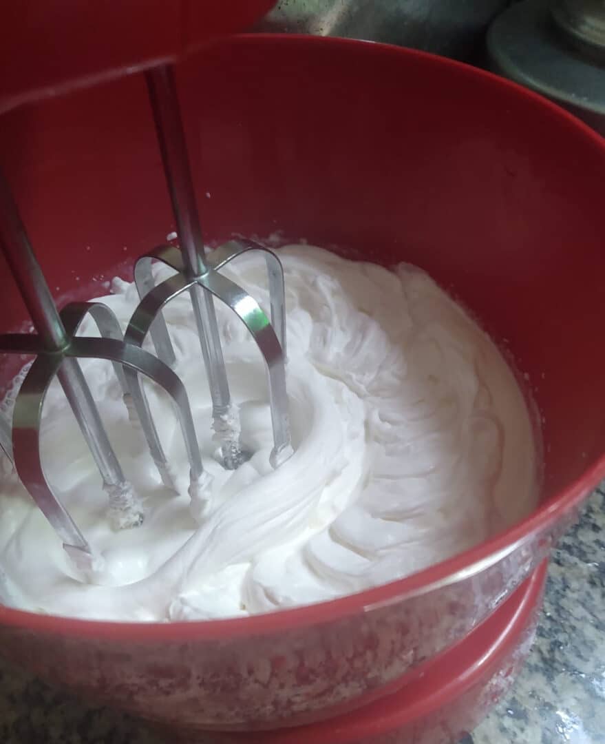 Receita de Pavê de Abacaxi Super Fácil e Rende Muito!